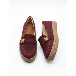 MOCASIN BAJO COLOR VINO DETALLE LATERAL