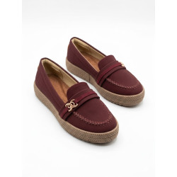 MOCASIN BAJO COLOR VINO DETALLE LATERAL