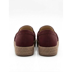 MOCASIN BAJO COLOR VINO DETALLE LATERAL