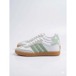 ESTILO SAMBA BAJO BLANCO Y GRIS LINEAS VERDES TONO CLARO