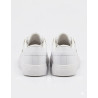 CLASICO BLANCO CON DETALLES DORADOS Y COSTURAS