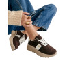SNEAKER CHOCOLATE DETALLE BLANCO