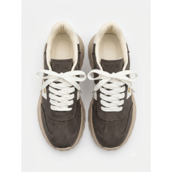 SNEAKER CHOCOLATE DETALLE BLANCO