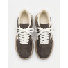 SNEAKER CHOCOLATE DETALLE BLANCO
